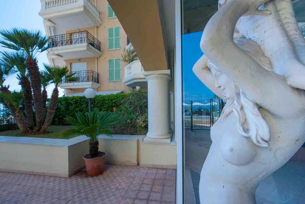 Superbe Studio Avec Terrasse En Front De Mer Menton Exterior photo