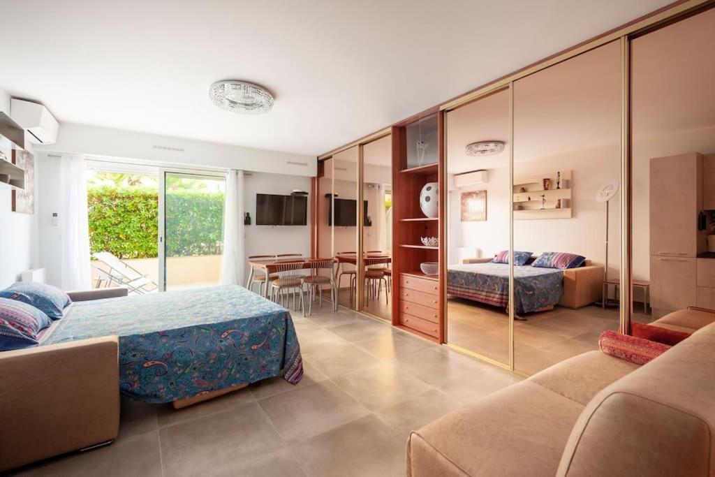 Superbe Studio Avec Terrasse En Front De Mer Menton Exterior photo